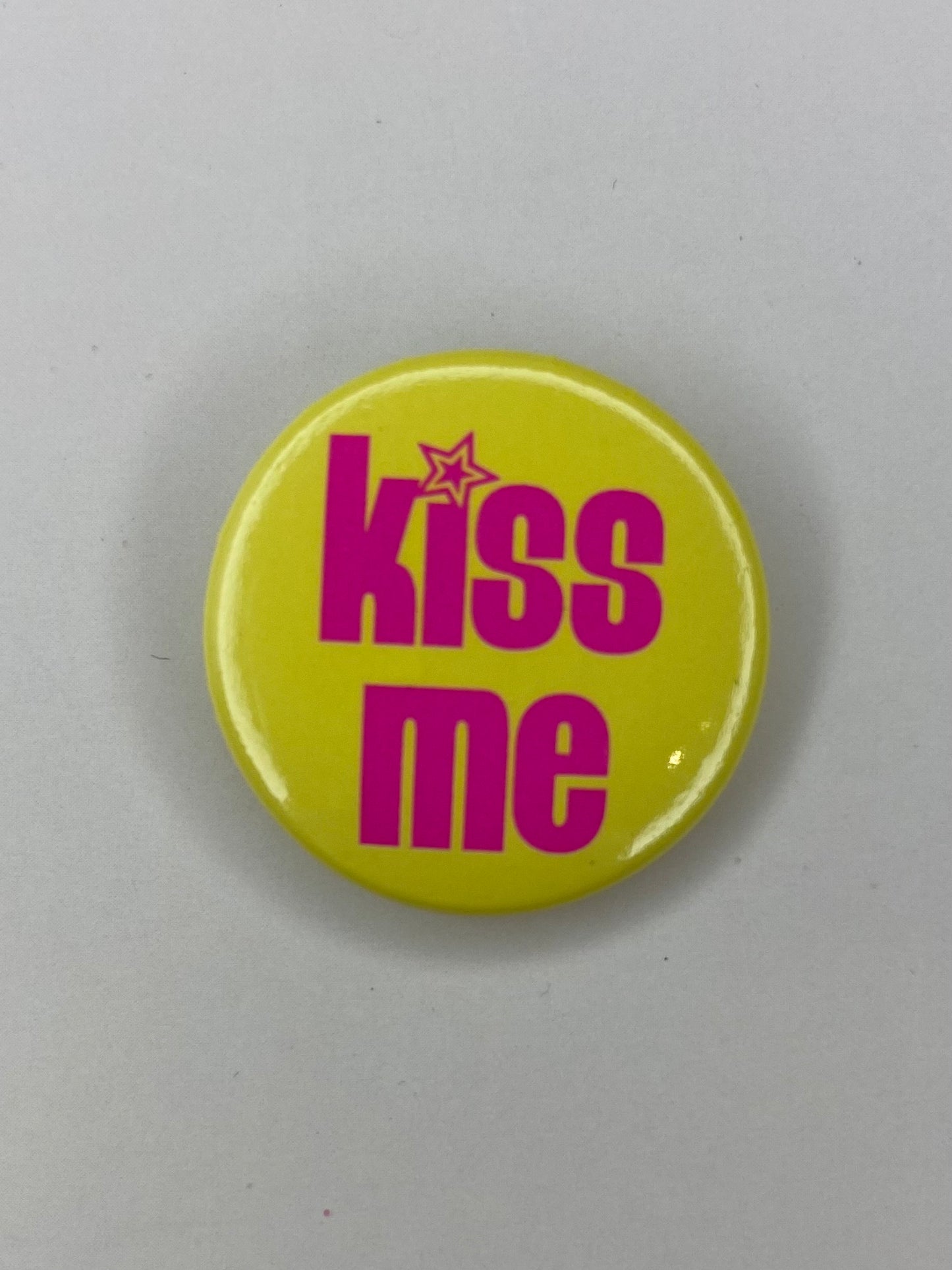 Button kiss me