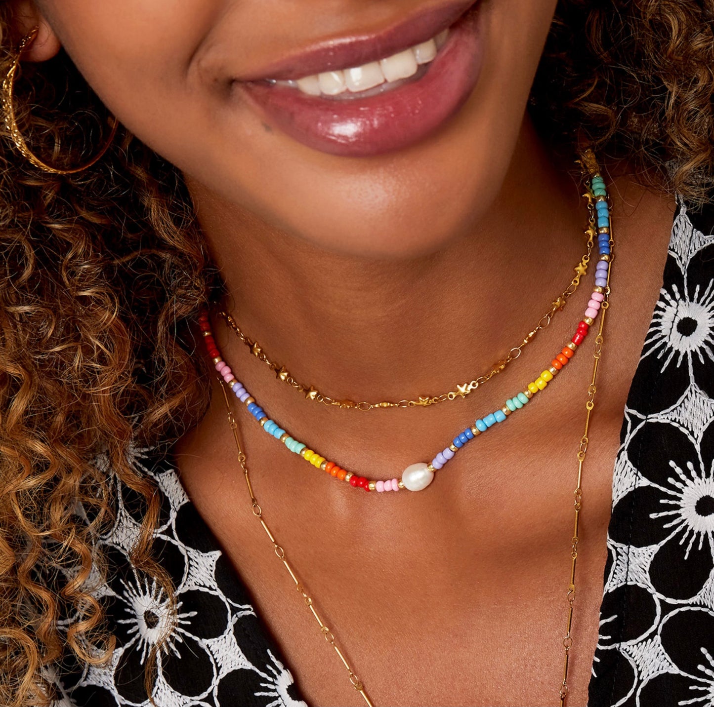 Regenbogen Halskette mit kleinen Perlen und einer Süßwasserperle